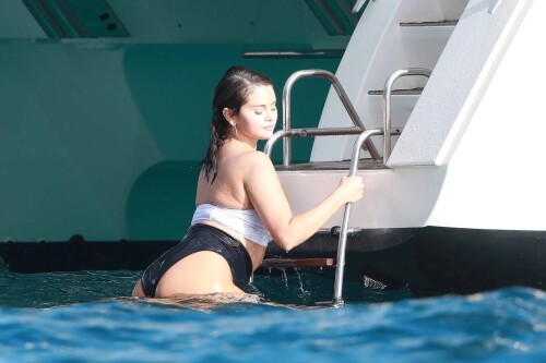 Selena Gomez (79)