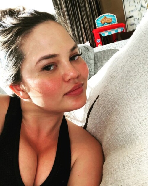 Chrissy-Teigen-25.jpeg