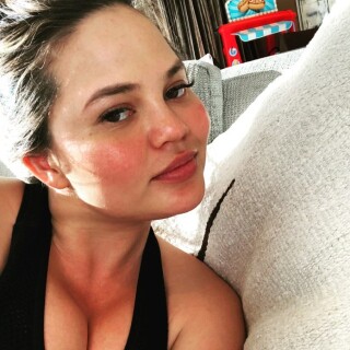 Chrissy-Teigen-25