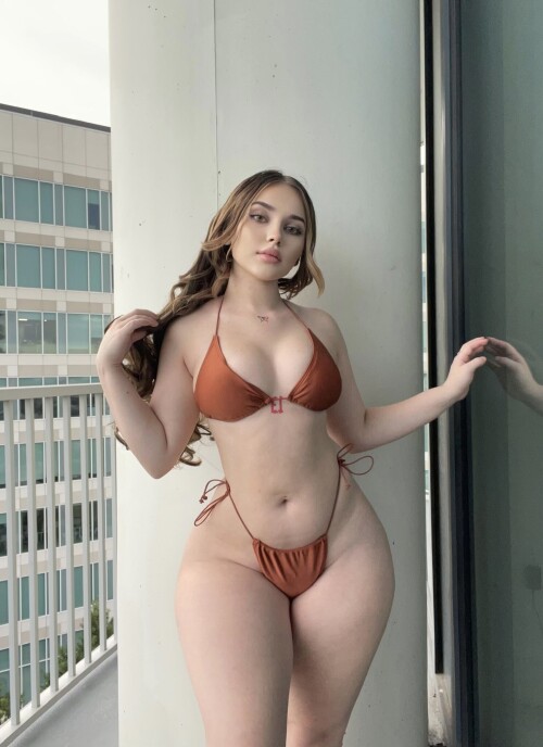 Tayler-Hills-Leaks-24