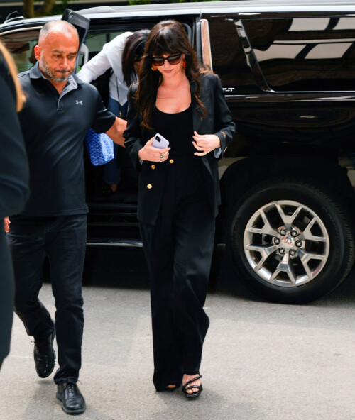 Dakota-Johnson-233240301ba7008892