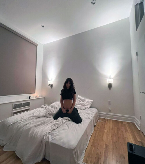 Emily Ratajkowski Hot and beautiful
