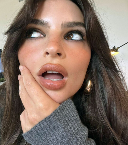 Emily-Ratajkowski-103