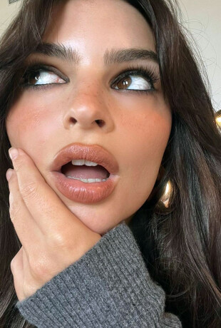 Emily-Ratajkowski-103