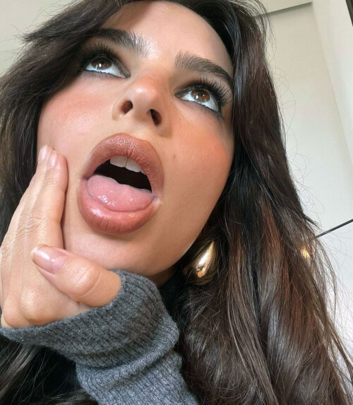 Emily-Ratajkowski-104