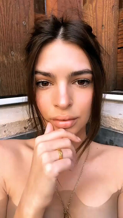 Emily-Ratajkowski-322