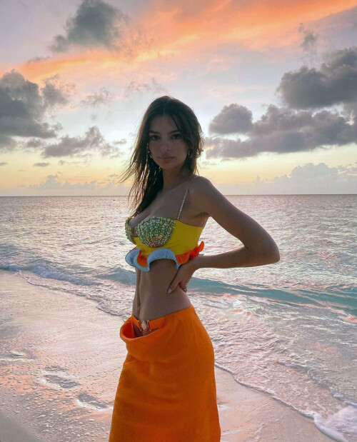 Emily-Ratajkowski-346