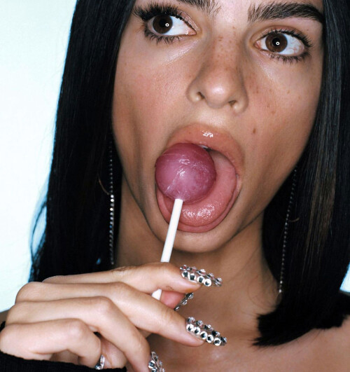 Emily-Ratajkowski-349