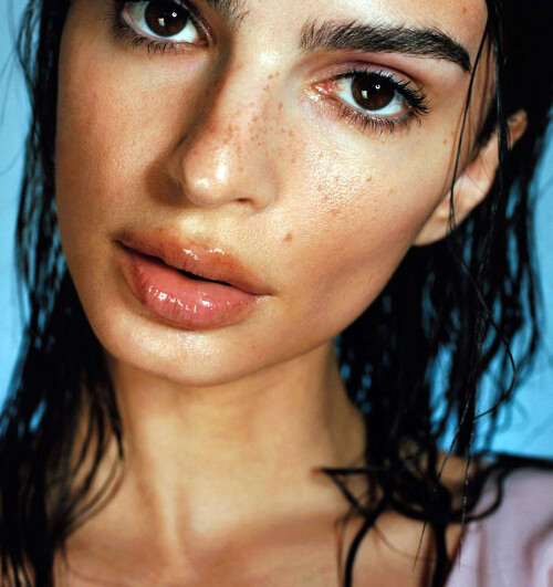 Emily-Ratajkowski-350
