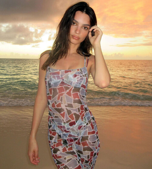 Emily-Ratajkowski-363