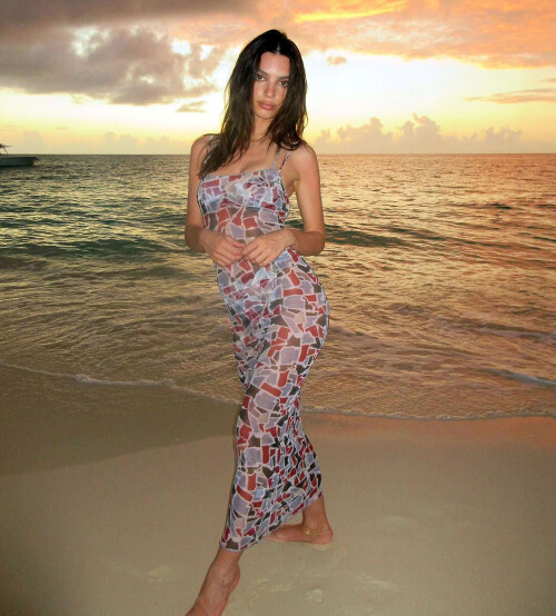 Emily-Ratajkowski-377