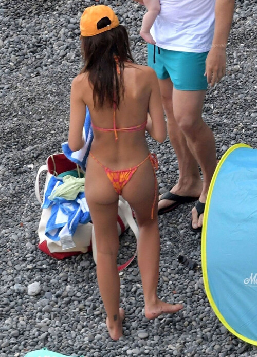 Emily-Ratajkowski-98