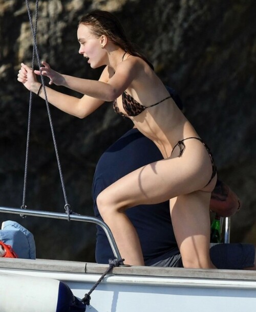 Lily-Rose-Depp-33