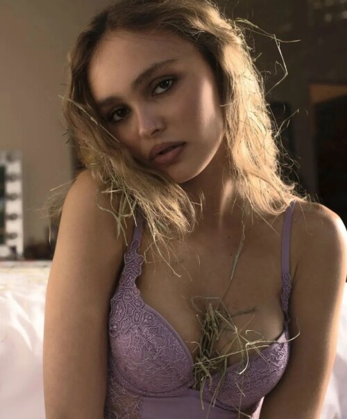 Lily-Rose-Depp-9