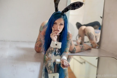 Riae Suicide (Риа Элизабе... Hot and beautiful