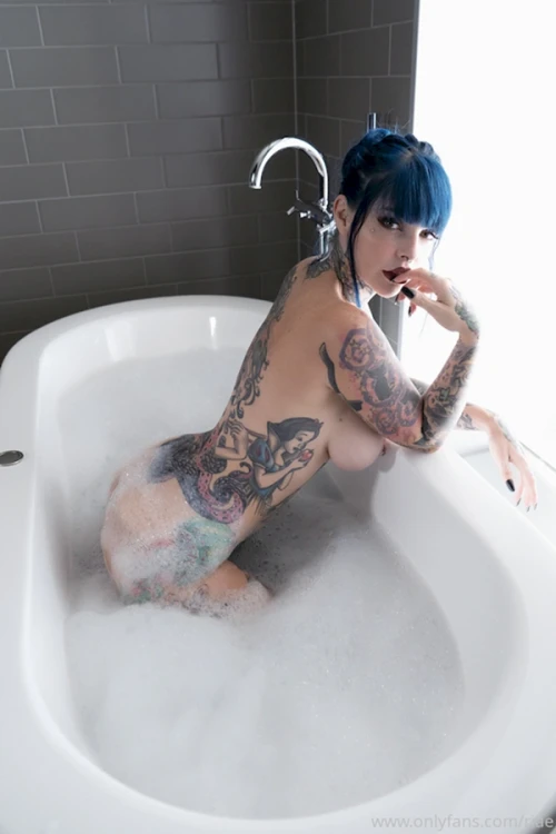 Riae Suicide (Риа Элизабе... Hot and beautiful
