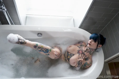 Riae Suicide (Риа Элизабе... Hot and beautiful