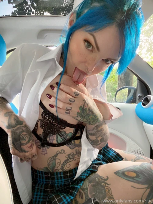 Riae Suicide (Риа Элизабе... Hot and beautiful