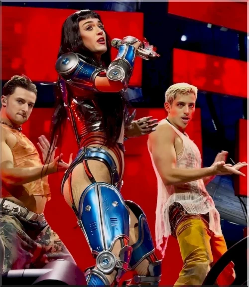 KETI-PERRI-V-KOSTYME-KIBORGA-NA-STENE-12
