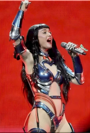 KETI-PERRI-V-KOSTYME-KIBORGA-NA-STENE-2