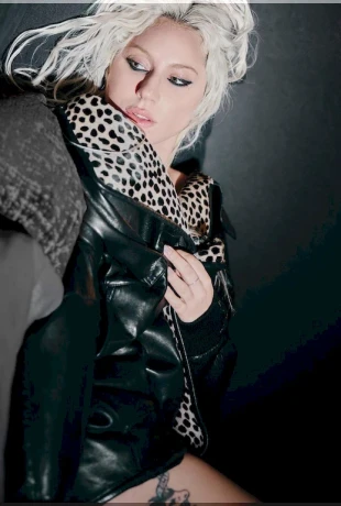 LEDI-GAGA-BLONDINKA-2