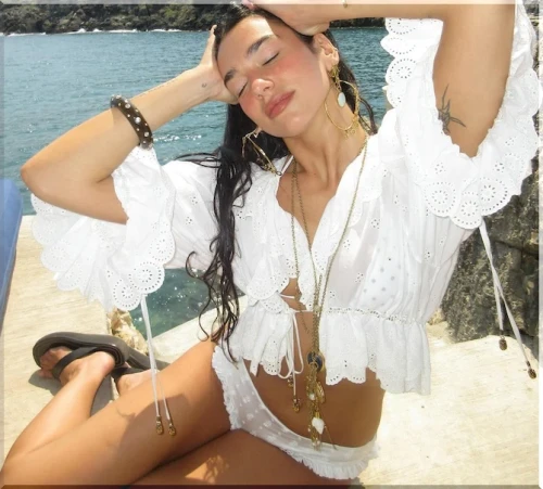 DUA-LIPA-SEKSUALNA-V-BELOM-BIKINI-2