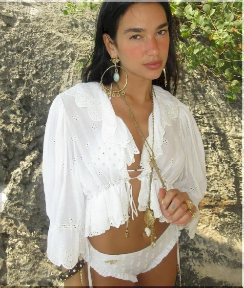 DUA-LIPA-SEKSUALNA-V-BELOM-BIKINI-3
