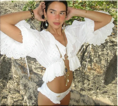 DUA-LIPA-SEKSUALNA-V-BELOM-BIKINI-6