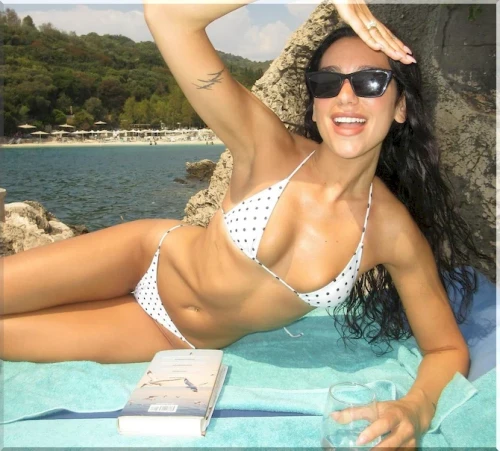 DUA-LIPA-SEKSUALNA-V-BELOM-BIKINI-9