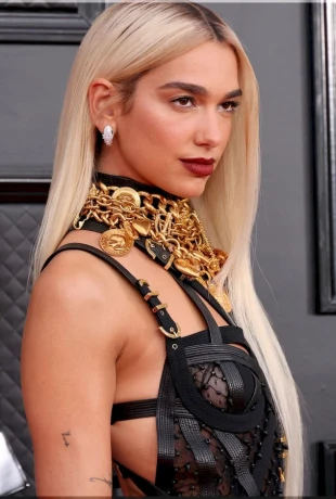 DUA-LIPA-SO-SVETLYMI-VOLOSAMI-2