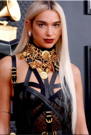 DUA-LIPA-SO-SVETLYMI-VOLOSAMI-4