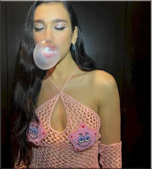DUA-LIPA-V-PROZRACNOM-SEKSUALNOM-PLATE-2