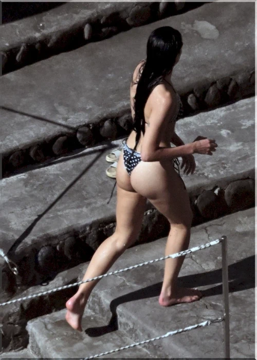 Dua-Lipa-Exposed-Sexy-Ass-In-Revealing-Bikini-3