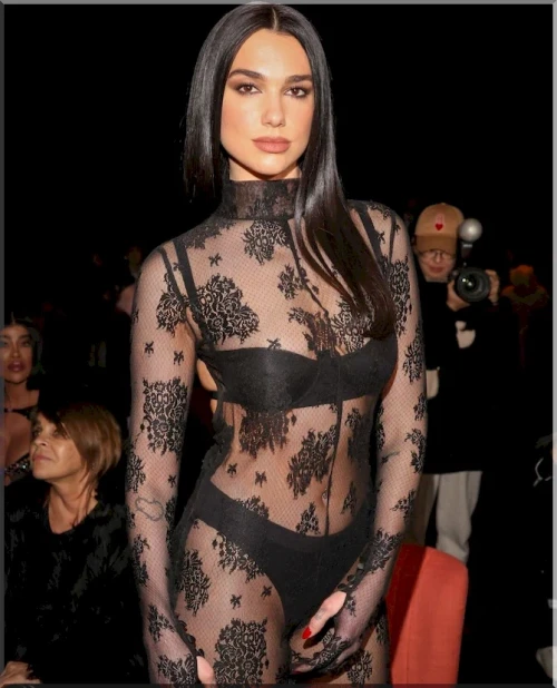 Dua-Lipa-V-V-OTKROVENNOM-OTKRYTOM-PLATE-10