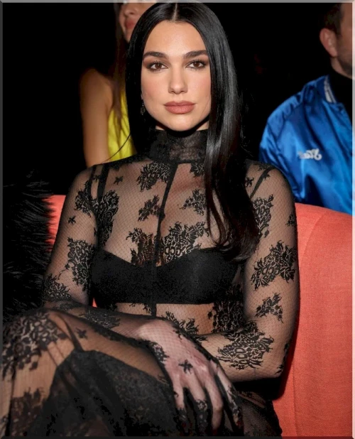 Dua-Lipa-V-V-OTKROVENNOM-OTKRYTOM-PLATE-6