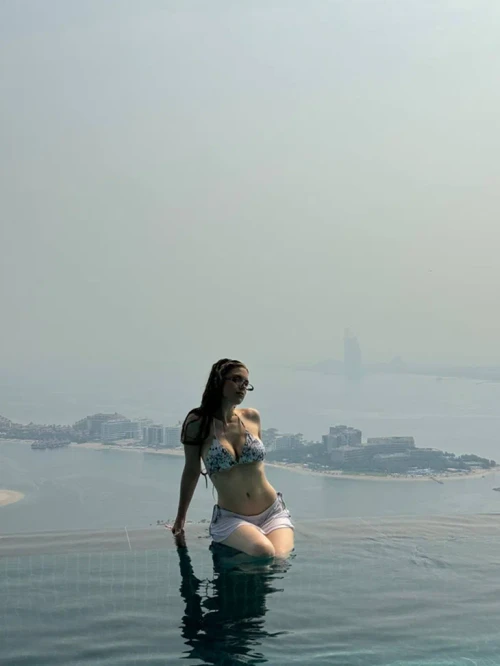 Акулич Hot and beautiful